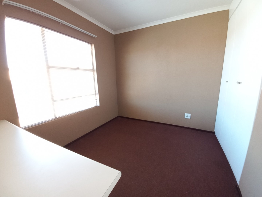 To Let 2 Bedroom Property for Rent in Kannoniers Park North West